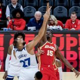 Clint Capela (no 15) à l'entre-deux avec Rudy Gobert. KEYSTONE/EPA/ERIK S. LESSER